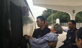 港媒爆料80岁老人视频,揭秘传奇人生片段”